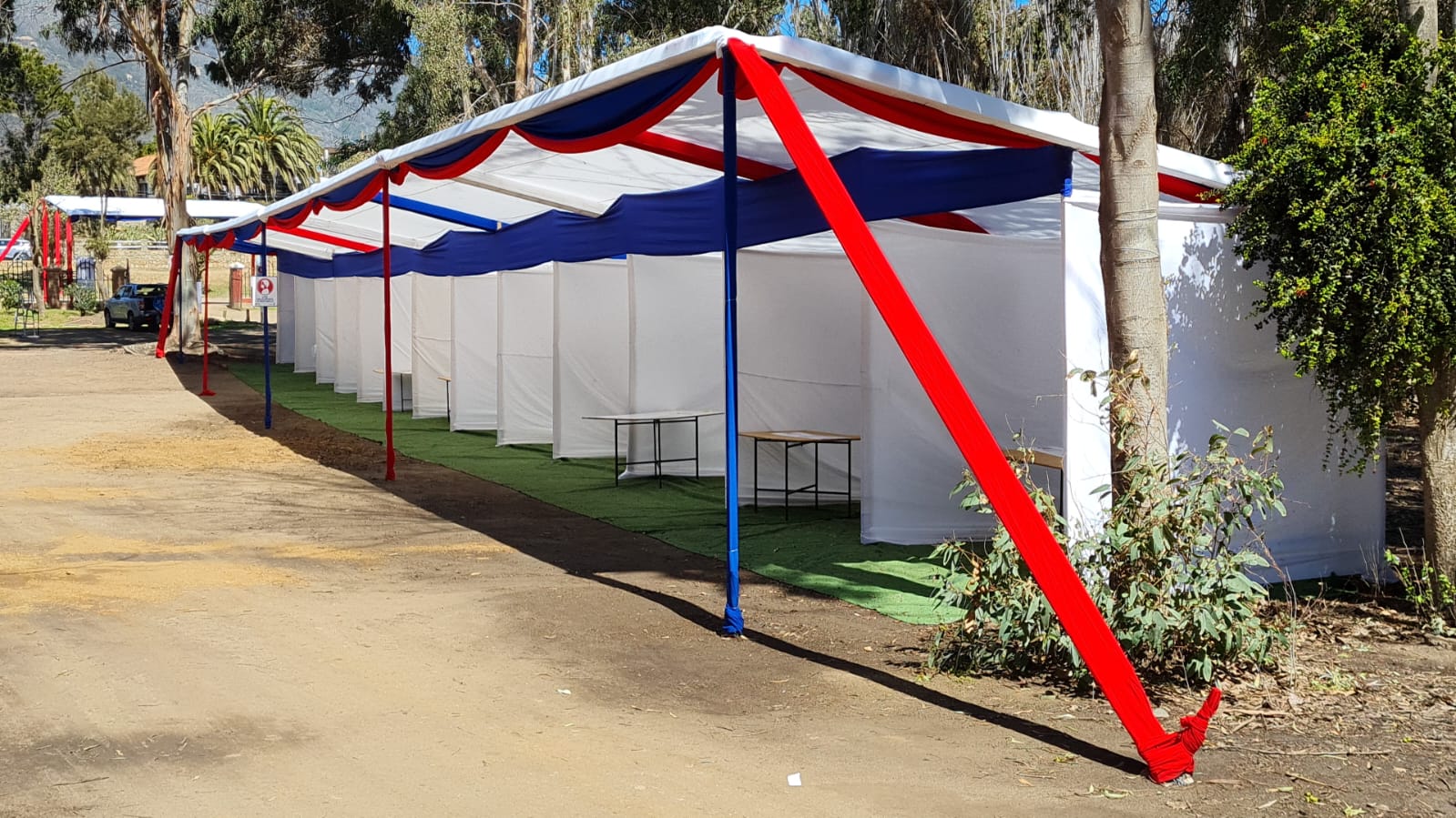 stand con cenefas tricolor